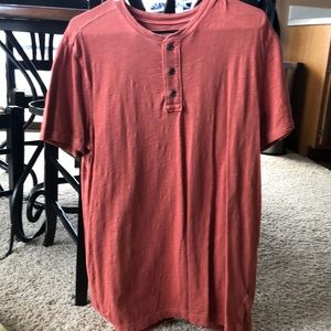 Men’s short sleeve crew neck with buttons